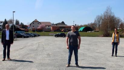 Bild: stg
Wo jetzt noch im Hintergrund die Autos parken, wird ab 14. Mai auf dem Festplatz eine große Leinwand stehen: Organisator Christopher Szeri (Mitte) informierte Bürgermeister Roman Schäffler (links) und Stadtmarketing-Mitarbeiterin Kerstin Hörl über das Konzept.