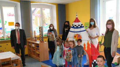 Bild: fpoz
Nach der Vertragsunterzeichnung ging es zum Ortstermin in alle Gruppenräume des Kinderhauses. Unser Bild zeigt in der Froschgruppe die Besucher (von links) Martin Steinkirchner und Sylvia Meyer von den Johannitern, Bürgermeisterin Margit Bayer mit den Betreuerinnen Karin Oschatz und Tatjana Root.