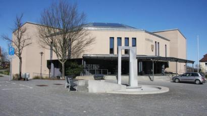 Am 26. September wird der Bundestag gewählt. In Wiesau stehen die Wahlurnen in der Schönhaider Mehrzweckhalle, in der Mittelschule und im Rathaus (Bild). Der Marktrat beschloss, in jedem Wahllokal auch einen Briefwahlbezirk einzurichten.