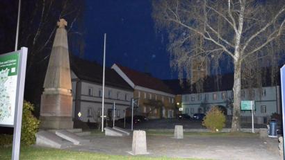 Bild: fjo
LED-Strahler ersetzen rund um das Kriegerdenkmal die bislang genutzten Wannen-Scheinwerfer in Kohle-Dampf-Technik und schaffen eine völlig neue Atmosphäre bei Nacht.