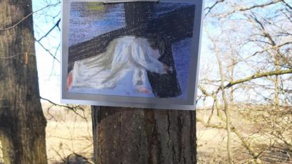 Bild: sche
Die 14 Stationen des Kreuzwegs – hier die siebte Station „Jesus fällt zum zweiten Male unter dem Kreuze" – schenkte den Betrachtern anregende und besinnliche Momente.