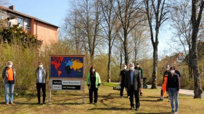 Bild: Martina Beierl/exb
Schon bald soll hier eine bunte Blumenwiese erblühen und den Insekten Nahrung bieten. Vorne, von links: Thomas Lehmeier, Stellvertretender Schulleiter BSZ, Simon Hambeck, Umweltbeauftragter BSZ, Schulleiterin Sabine Fersch, Landrat Richard Reisinger und Kreisfachberaterin Michaela Basler; (hinten, von links: Thomas Weißenberger, Hausmeister BSZ, sowie die Landkreisgärtner Markus Ertl, Josef Landshammer und Andreas Bogner.