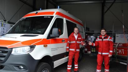 Bild: prh
Vorsitzender Lukas Pensky und sein Stellvertreter Alexander Schuller (von links) freuen sich über das neue Einsatzfahrzeug der Wasserwacht Ortsgruppe Neustadt. Es sollte beim 75-Jährigen Jubiläum eine größere Rolle spielen.