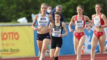 Bild: Ralf Görlitz
Fast die Hälfte der 10000-Meter-Distanz lag Domenika Mayer (links) in Führung, ehe die beiden Schöneborn-Zwillinge (rechts) die Athletin aus Neukirchen überholten.