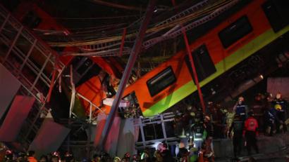 Bild: Valente Rosas/dpa
Rettungskräfte stehen am Unfallort, nachdem eine U-Bahnbrücke zum Teil eingestürzt ist.