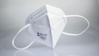 Symbolbild: Frank Rumpenhorst/dpa
Die Maske ist längst zum Symbol der Coronakrise geworden. Für Amberg-Sulzbach meldete das RKI am Dienstag zwei Neuinfektionen mit dem Virus, für die Stadt Amberg korrigierte es die Gesamtzahl der Infizierten um einen Fall nach unten.