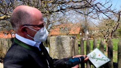 Bild: le
Der Flosser Kreislehrgarten ist als „Naturgarten" zertifiziert. Kreisvorsitzender Albert Nickl brachte selbst die Plakette am Eingangstor des Gartens an.