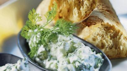 Bild: Patrick Kemp/FONA Verlag/dpa
Für Bärlauch-Einsteiger ist selbst gemachter Bärlauch-Zaziki genau richtig. Die jungen, zarten Blätter des Wildgemüses aber nicht zerhacken, sondern fein schneiden.