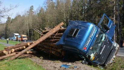 Bild: jr
Der vollbeladene Holztransporter geriet auf das Bankett und kippte auf den Radweg.
