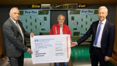 Bild: do
Die stattliche Spendensumme von 5555 Euro erreicht das Crowdfunding-Projekt des SKC Klosterkegler Speinshart mit der Volksbank Raiffeisenbank Nordoberpfalz. Im Bild bei der Übergabe des symbolischen Spendenschecks: (von links) Raiffeisen-Filialleiter Richard Götz, SKC-Vorsitzender Hans Schuller und Regionalmarktleiter Stefan Schedl.