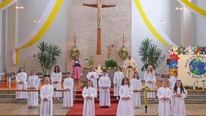 Bild: twi
15 Kinder feierten ihre Erstkommunion in St. Josef in Unterköblitz. Das Sakrament spendete Pfarrer Markus Ertl. Begleitet wurden die Kinder von Klassenlehrerin Christina Diermeier.