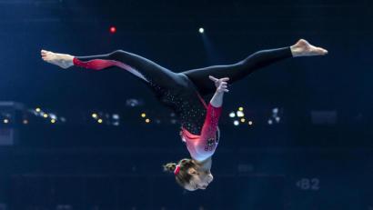 Bild: Georgios Kefalas
Sarah Voss hat bei der Turn-EM mit ihrem Auftritt in einem Ganzkörperanzug als erste deutsche Turnerin ein Zeichen gegen die Sexualisierung der Sportart gesetzt. Im Gegensatz zum sonst üblichen knappen, badeanzug-ähnlichen Dress turnte Voss bei der Qualifikation ihre Übung am Schwebebalken in langer Hose.