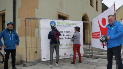 Bild: ads
Die beiden Oberbürgermeister aus Weiden Jens Meyer (links) und Michael Cerny aus Amberg (rechts) haben mit ihren zuständigen Koordinatorinnen Lena-Maria Völkl (Zweite von links) und Corinna Loewert (Zweite von rechts) das erste gemeinsame Stadtradeln mit dem Signieren des Infoplakats am Hirschauer Marktplatz eröffnet.