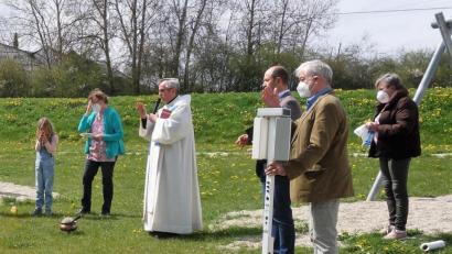 Bild: tra
Der Ensdorfer Pfarrer Slawomir Niemczewski spendet dem neuen Kinderspielplatz in Wolfsbach den kirchlichen Segen.
