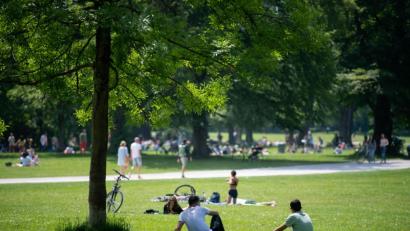 Symbolbild: Lino Mirgeler/dpa
Für Genesene und Geimpfte werden nun die Kontaktbeschränkungen gelockert.