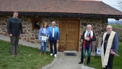 Bild: jr
Der neue Feinkostenladen „Die Finca“ in Kleinbüchlberg erhielt jetzt den kirchlichen Segen. Im Bild die Eigentümer und Betreiber Angelika und Bernhard Waidhas mit Bürgermeister Stefan Grillmeier (links) sowie den Pfarrern Anton Witt und Pfarrer Martin Schlenk (von rechts).