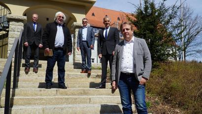 Bild: Stefan Malzer/Landkreis Tirschenreuth/exb
Jürgen Kreuzer (vorne) tritt die Nachfolge von Peter Zimmert (Zweiter von links) an. Es gratulierten Personalrat Max Bindl (links), Personalchef Walter Brucker (Dritter von rechts) und Landrat Roland Grillmeier (Zweiter von rechts).
