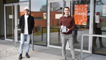 Bild: lue
Benedikt Stark (Q11, links) und Tristan Hagspiel (Q12) stehen vor dem Stiftland-Gymnasium in Tirschenreuth. Beide sind froh, dass wieder Präsenzunterricht stattfinden kann.