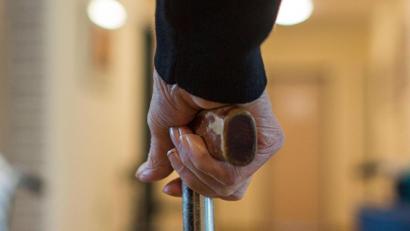 Symbolbild: Jens Büttner/dpa
Ein Bewohner einer Wohngemeinschaft für Demenz-Kranke.