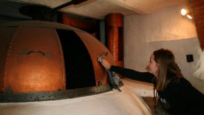 Bild: fpoz
Maria Förster bringt den alten Kupfer-Sudkessel im denkmalgeschützten Waldershofer Brauhaus auf Hochglanz.