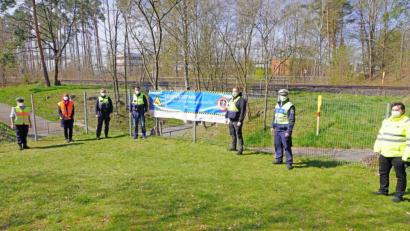 Bild: Bundespolizei/exb
Am Hammerweg-Spielplatz warnt nun ein Banner vor dem Betreten der Bahngleise.