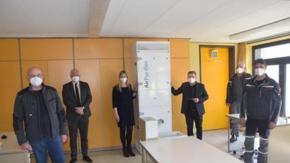 Bild: fz
Thomas Wilhelm, Stefan Seitz, Rektorin Annette Spreitzer-Hochberger, Bürgermeister Karlheinz Budnik sowie die beiden Hausmeister Werner Konz und Thomas Weidner (von links) müssen schon genau hinhorchen, um die neue Lüftungsanlage zu hören.