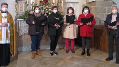 Bild: jzk
Vor dem Marienaltar dankte Stadtpfarrer Thomas Kraus (links) Chorleiter Josef Zaglmann und den vier Sängerinnen Liane Preininger, Ursula Dadder, Elisabeth Daschner und Christina Daschner (von rechts) für ihren schönen Gesang zu Ehren der Gottesmutter Maria.