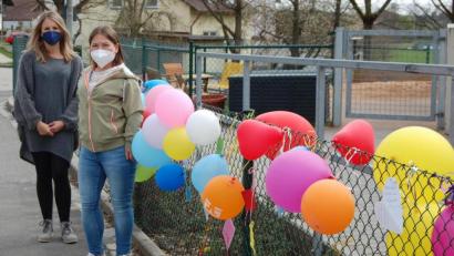 Bild: grm
Kinder, Eltern und auch das Kita-Team der Kita St. Otto in Irchenrieth wünschen sich alsbaldigen „normalen Betrieb“ für alle Kinder. Im Rahmen der Aktion „Lobby für Kinder“ wurden Luftballone und Wunschzettel an den Zaun geheftet.