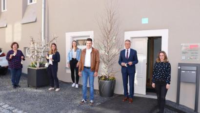 Bild: Leben plus Tirschenreuth/exb
Im Zuge einer gemeinsamen Aktion von Jugendrat und „Leben plus“ können die Bürger vor der Geschäftsstelle in der Koloman-Maurer-Straße Rohlinge mitnehmen und dann die Schmetterlinge bemalen. Im Bild (von links): Quartiermanagerin Cornelia Stahl, Lea Klarner, Lena Mayerhöfer und Lukas Üblacker vom Jugendrat, Bürgermeister Franz Stahl und Leben-plus-Mitarbeiter Janka Hannemann-Mathes.