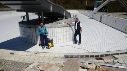Bild: bey
Die herausgebrochenen Fliesen im Vordergrund machen es deutlich: Bademeister Hubert Rewitzer (links) ist mit Ausbesserungsarbeiten im Nichtschwimmerbecken beschäftigt. Bürgermeister Rainer Rewitzer hofft, dass die Badesaison möglichst am Pfingsten unter den Hygienevorgaben des letzten Jahres starten kann.
