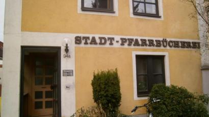 Bild: u
Der Eine-Welt-Laden, der nach 30 Jahren schließt, war im Erdgeschoss der Hirschauer Stadt- und Pfarrbücherei untergebracht, die Bücherei selbst befindet sich im ersten Stock.