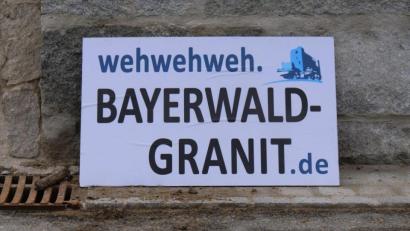 Bild: privat/exb
Mit diesem Schild kritisieren die Walperer, dass die Steine für die Mauer am künftigen Radweg nicht aus Flossenbürger Granit sind.