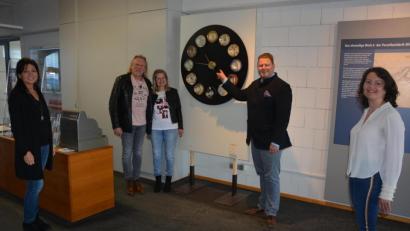 Bild: jr
Die Wanduhr mit dem Titel „Immer zur Kaffeezeit“, bestehend aus Kaffeegedecken aus regionaler Produktion, hat einen festen Platz im Museum Mitterteich bekommen. Die Stadt hat das Ausstellungsstück dem Künstlerehepaar Bert und Inge und Flor (Zweiter und Dritte von links) abgekauft. Mit im Bild Marion Papsch (links) und Nicole Schuller vom Museumsteam sowie Bürgermeister Stefan Grillmeier.