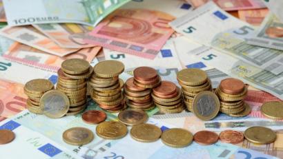 Symbolbild: Tobias Hase/dpa
Geld spielt aktuell keine Rolle, es ist genug für alle da, so scheint es in der Coronakrise. Doch was ist das Geld bald noch wert? Die Inflation zieht an.