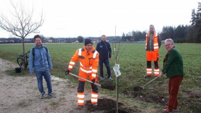 Bild: wro
Erst vor kurzem pflanzte man im Gemeindegebiet vier weitere Bäumchen (hier an den Waldseen). Gepflegt werden sie von Andreas Uhlig (Zweiter von links). Weiter im Bild (von links) Zweiter Bürgermeister Michael Dutz, Dritter Bürgermeister André Putzlocher, stellvertretender Bauhofleiter Martin Förster und Bürgermeister Toni Dutz.