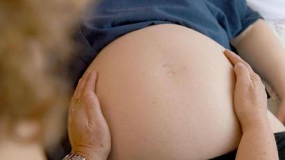 Symbolbild: Caroline Seidel/dpa
Eine Hebamme tastet den Bauch einer Frau ab, die im neunten Monat schwanger ist. Im Klinikum Weiden dürfen wegen der Corona-Pandemie werdende Väter ohne negatives Testergebnis nicht von Anfang an bei der Entbindung dabei sein.