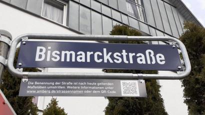 Bild: Stadt Amberg, Tiefbauamt/exb
Ein Beispiel: Die Bismarkstraße in Amberg. Ein Zusatzschild mit einem QR-Code, der zu einer Webseite der Stadt Amberg führt, gibt nun Informationen zur Geschichte hinter diesem Straßennamen.