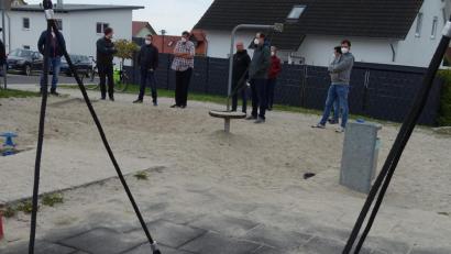 Bild: hou
Der Spielplatz im Dürnsrichter Neubaugebiet grenzt an eine Siedlungsstraße. Am Zugang will der Fensterbacher Gemeinderat nun eine Bank aufstellen lassen. Dort können Begleitpersonen Platz nehmen und "Ausreißversuche" ihres Nachwuchses stoppen.