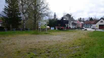 Bild: bey
Im Bereich des Alten Bahnhofes unmittelbar neben der Bushaltestelle soll ein Abstellanlage bzw. Boxen für Fahrräder, eine Toilettenanlage, eine Umkleidemöglichkeit, eine E-Bikel-Ladestation und ein WLAN-Point mit Fördermitteln des Bundes errichtet werden.