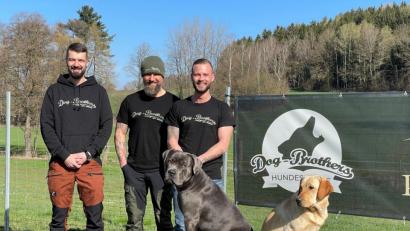 Bild: Gabriela Kick/exb
Gestatten, die Schauspieler vorne (von links) Pünktchen und Vicky. Als Statisten dienen ihnen in dieser Szene die Herrchen (von links) Johannes Stilp, Peter Kick und Florian Büttner.