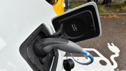 Symbolbild: Hendrik Schmidt/ZB/dpa
Der Anteil vollelektrischer Fahrzeuge an den Neuzulassungen in der Oberpfalz stieg von 0,3 Prozent im Jahr 2015 auf 6,5 Prozent 2020, teilt die Stadt Amberg in einer Presseinformation mit.