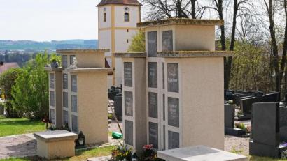 Bild: twi
Mit dem gleichen Stelenensemble sollen die Urnenstelenanlagen auf den Friedhöfen Oberköblitz und Wernberg erweitert werden