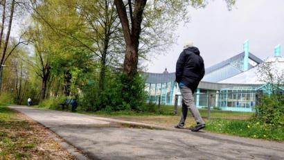 Bild: Stephan Huber
Der Fußweg hinter dem Kurfürstenbad in Amberg ist bei Spaziergängern und Joggern beliebt, nun muss er für Baumfällarbeiten rund sechs Wochen gesperrt werden.