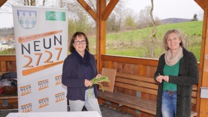 Bild: fvo
Kräuterexpertin Gertie Kreuzer (links) und "Neun2727" -Koordinatorin Doris Völkl am Waidhauser Dufthang.
