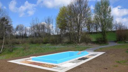 Bild: fla
Ein "Fußwohlfühlpfad" umgibt das sanierte Kneipp-Becken im Bereich der Freizeitanlage beim Badeweiher. Die Malerarbeiten wurden zwischenzeitlich ausgeführt. Wenn auch noch das Geländer angebracht ist, steht dem Kneipp-Vergnügen nichts mehr im Weg.