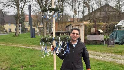 Bild: ils
Willi Weidner schultert den Püllersreuther Wander-Maibaum. Er und Christian Malz sind die Ideengeber.