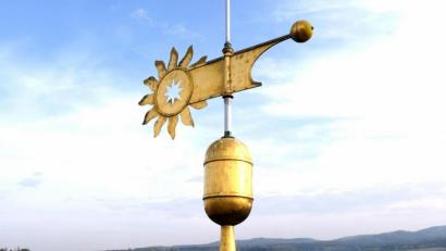 Bild: le
Es wird noch geraume Zeit dauern, bis sich die Flosser über ihr Wahrzeichen, das Kreuz mit Goldkugel und Wetterfahne, auf dem katholischen Kirchturm freuen können.