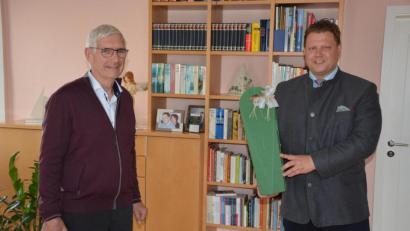 Bild: jr
Zum 70. Geburtstag von Wilhelm Forster (links) wünschte Bürgermeister Stefan Grillmeier (rechts) alles Gute.