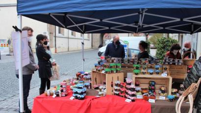 Bild: stg
Bürgermeister Roman Schäffler (Mitte) begrüßte alle Direktanbieter, die am Kemnather Wochenmarkt teilnahmen.