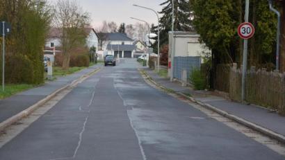 Bild: jr
Kritik gab es im Stadtrat, weil an der Porzellinerstraße (Bild) und der Marktredwitzer Straße immer wieder Lastwagen parkten. Die Stadt will nun die Polizei einschalten.